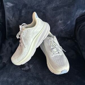 HOKA Women’s Clifton 9 Running Shoe Size 8